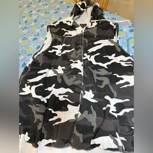 Sleeveless Zip-Up Hoodie in Black, Gray & White Camo